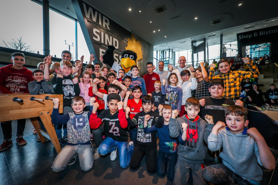 Für mdie Kinder immer ein tolles Erlebnis: ein besuch im Fußballmuseum in Dortmund oder Tagesauflüge zu anderen Attraktionen. (Foto: Kinderglück e.V.) 