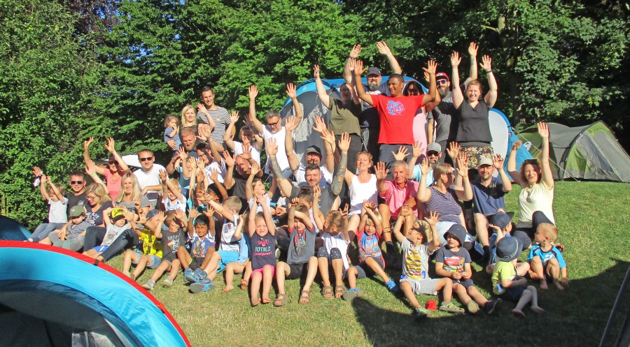 Für einige Kinder war es eine aufregende Premiere: Die Kinder und Eltern des Zeltlagers auf dem Gelände des Familienzentrums Löwenzahn am vergangenen Freitag. (Foto: privat)