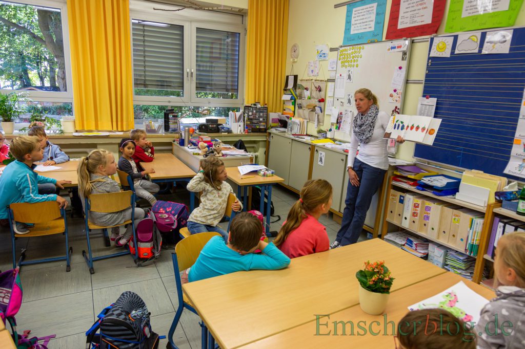 Zum Tag der offenen Tür konnten die Eltern heute in der Paul-Gerhardt-Schule auch den jahrgangsübergreifenden Unterricht der Eingangsstufe besuchen: hier den Englisch-Unterricht mit Lehrerin Christine Krämeri in der Klasse 1/2 der Wölfe. (Foto: P. Gräber - Emscherblog.de)
