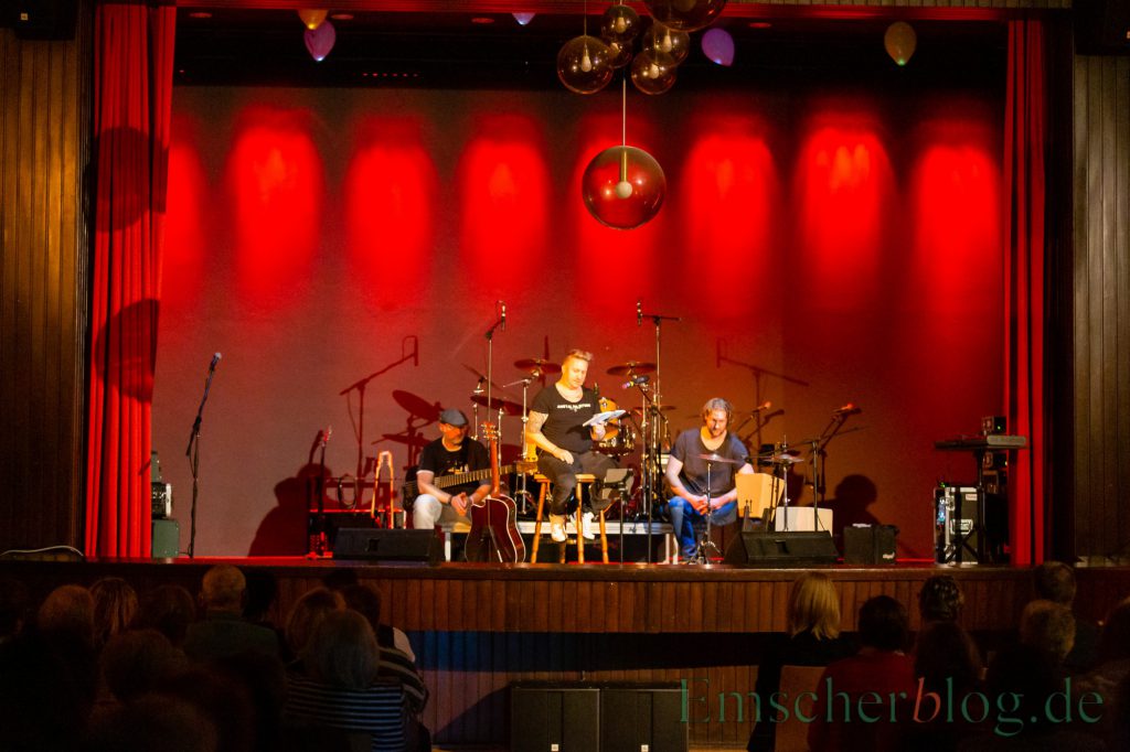 Geschichten aus der Anstalt gab der Kabarettist Len Mette, begleitet von zwei Musikern, zum Start zum Besten. (Foto: P. Gräber - Emscherblog.de)  