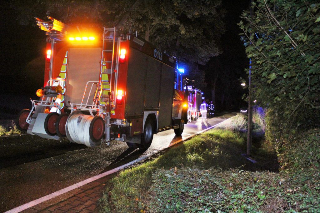 Beide Löschzüge der Feuerwehr der Gemeinde rückten gestern Abend gegen 23 Uhr zur Massener Straße 71 aus., (Foto: F. Brockbals - Emscherblog.de) 