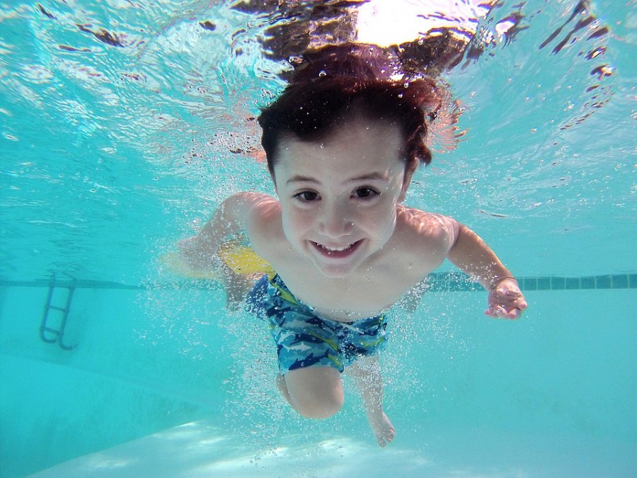 Die DLRG Ortsgruppe Holzwickede bietet wieder drei Kinderschwimmkurse an. Erstmals ist eine Anmeldung auch online möglich. (Foto: adrit1- Pixabay)