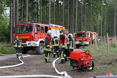 Bei einer Großübung im Arnsberger Wald sind auch Feuerwehrleute aus dem Kreis Unna dabei. (Foto: Dirk Behrens / Feuerwehr-Presseteam Kreis Soest)