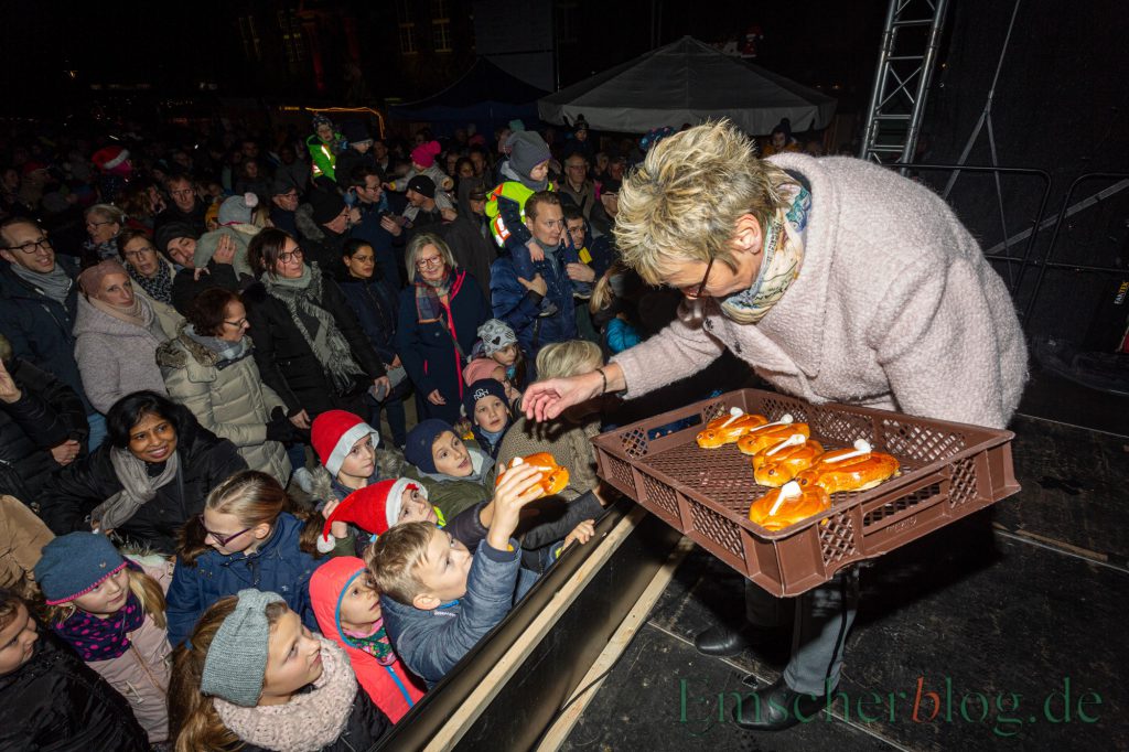 In diesem Jahr wird Bürgermeisterin Ulrike Drossel keine Stutenkerle zur Eröffnung verteilen: Der Holzwickeder  Weihnachtsmarkt ist für heute abgesagt worden. (Foto: P. Gräber - Emscherblog)