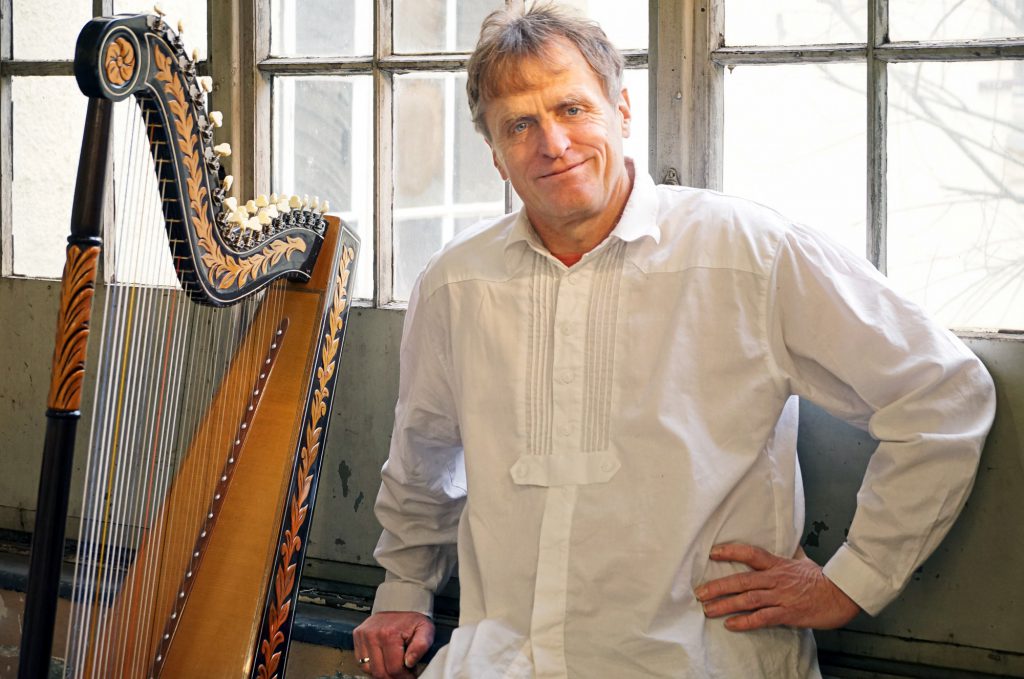 Begleitet seine Frau Andrea bei der Märchenlesung mit der Harfe: Tom Daun. (Foto: Uli Kopka)