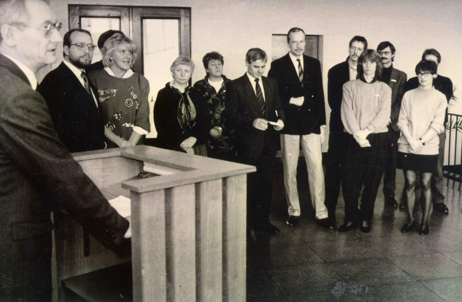 Offizielle Eröffnungsfeier der RAA Kreis Unna 1989 mit Landrat Rolf Tewes (l.), Sozialdezernent Dr. Volkhard Wrage (6.v.r.) und RAA-Leiterin Marina Raupach (vorn, 1.v.r.). (Foto: Kreis Unna)