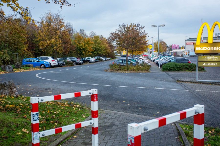 Die Gemeinde Holzwickede wird das Parken auf den öffentlichen Parkplätzen (1. und 2. Reihe von links) an der Wilhelmstraße zeitlich begrenzen. Außerdem soll es strengere Kontrollen durch das Ordnungsamt in diesem Bereich geben. (Foto: (P. Gräber - Emscherblog.de)