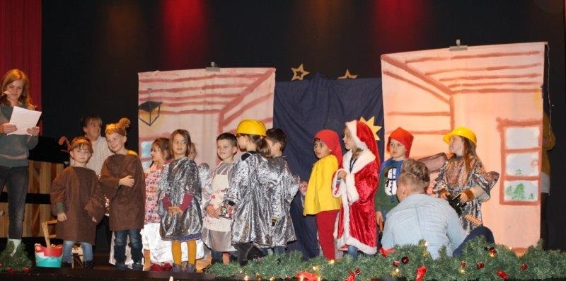 Die Kinder des HEV Kindergartens erhielten für ihr kleines Theaterstück über die Weihnachtswerkstatt viel Applaus.  (Foto: privat)