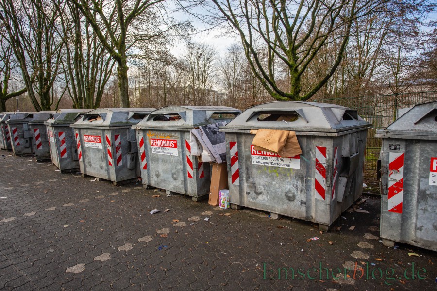 Die letzten drei Papiercontainer-Standorte, hier auf dem Parkplatz Kirchstraße, werden ab Mitte Januar 2020 aufgegeben. Papier, Pappe und Kartonage muss dann über die kostenlose blaue Tonne entsorgt werden. (Foto: P. Gräber - Emscherblog.de) 