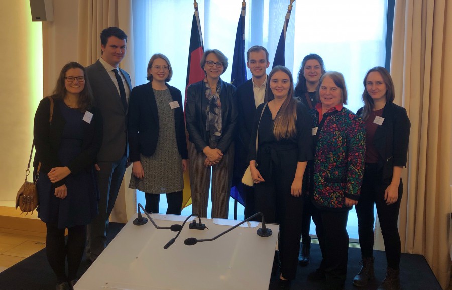 Die Botschafterin Anne-Marie Descôtes (M.) dankte den jüngeren Teilnehmer des Deutsch-Französischen Jugendausschusses für ihr Engagement. (Foto: privat)