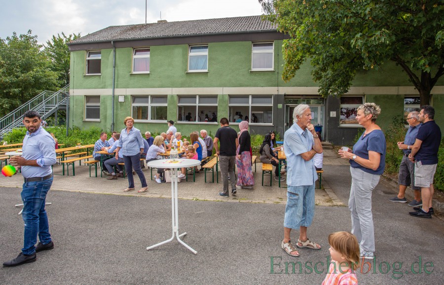 Die Unterkünfte an der Bahnhofstraße wollen die Grünen erhalten, stattdessen die Flüchtlingsunterkunft an der Mühlenstraße aufgeben: Das Foto zeigt die Unterkunft beim Nachbarschaftsfest im Juli vorigen Jahres.  (Foto: P. Gräber - Emscherblog) 