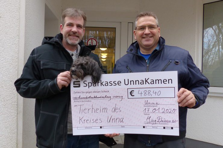 Jörg Driesner (l.) von der Sanitär- und Heizungsfirma übergibt den Check an Christian Winter (r.) vom Tierheim Kreis Unna. (Foto: Tierheim Kreis Unna)