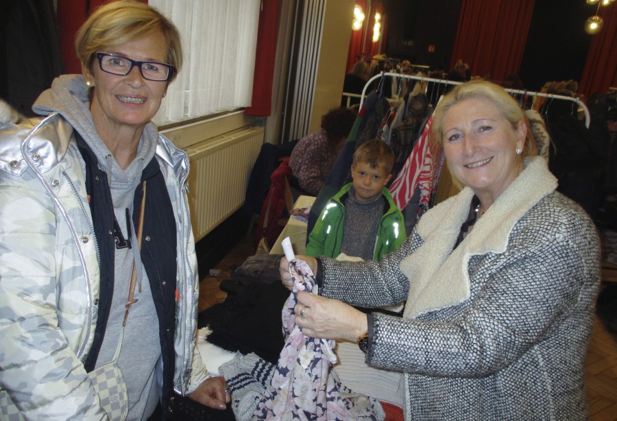 HSC-Gesundheitssportleiterin Susanne Werbinsky (r.)  lädt alle Schnäppchenjäger und -jägerinnen am Sonntag zum Ladies Fashion Markt in ndie Rausinger Halle ein. (Foto: privat)
