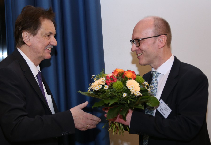 Dr. Karsten Schneider (l.) wird zur Wahl zum neuen Superintendent beglückwünscht. Erster Gratulant ist der noch amtierende Superintendent Hans-Martin Böcker. (Foto: D. Schneider - kk-ekvw)