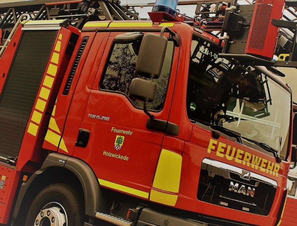 feuerwehreinsatz-an-der-hauptstra-e-hecke-brennt-unter-starker
