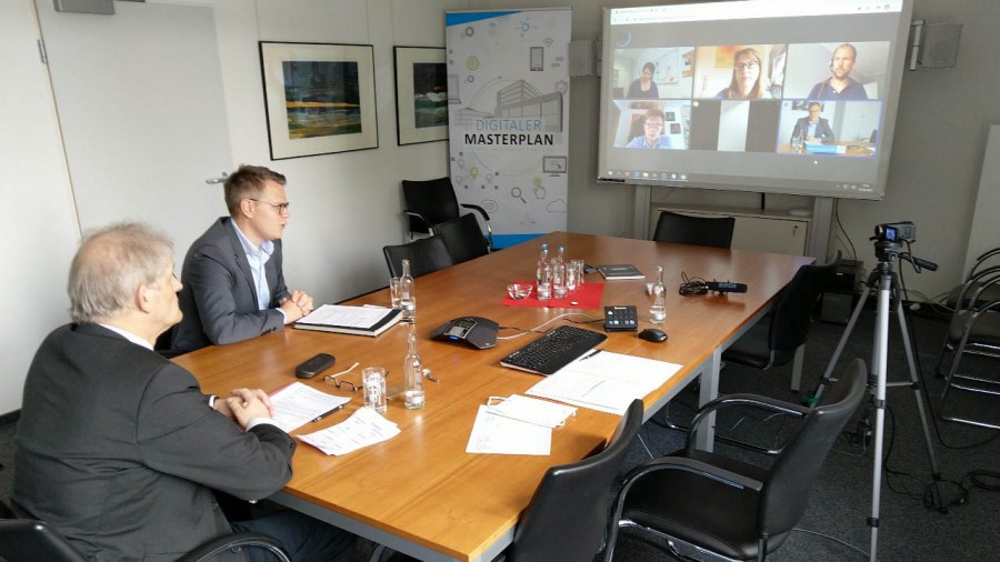 Kreisdirektor Janke und Landrat Michael Makiolla stellen in der Videokonferenz die Regeln vor. (Foto: Max Rolke - Kreis Unna)