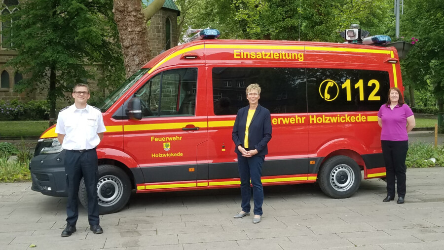 Bürgermeisterin Ulrike Drossel (M.) und Andrea Brune (Fachbereich 2A) übergaben den neuen Einsatztleitwagen an Enrico Birkenfeld, den Leiter der Holzwickeder Feuerwehr. (Foto: Gemeinde Holzwickede)