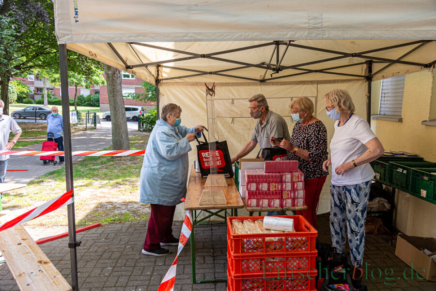 Die Seniorengruppe "Mit Rat & Tat" verteilt heute noch einmal kostenlos Lebensmitteltüten an die Tafel-Kunden: Das Foto zeigt die Ausgabe in der Vorwoche. (Foto: P. Gräber - Emscherblog) 