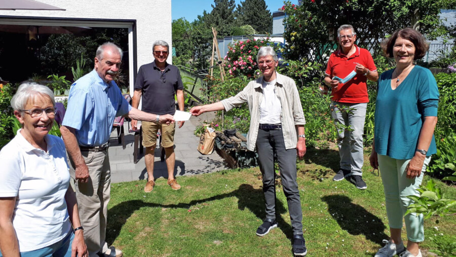 Von links: Klaudia Kallerhoff und Wilfried Brinkmann (BBL) überreichen die Spenden an die Vertreter der Initiative "Willkommen in Holzwickede", Friedhelm Nusch, Roswitha Goebel-Wiemers, Bernd Schröder und Heidi Hahnewald. (Foto: privat) 