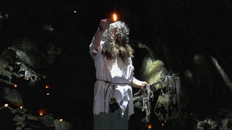 Die Szenen mit dem alten Druiden wurden in der Dechen-Höhle gedreht. (Foto: privat)