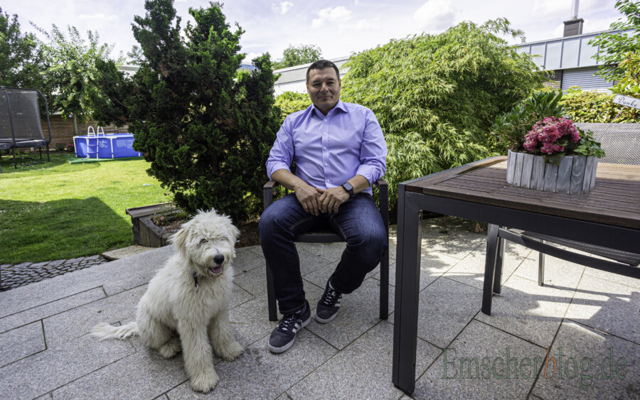 Setzt auf parteiübergreifende Zusammenarbeit, um etwas für Holzwickede zu bewirken: der SPD-Spitzenkandidat Peter Wehlack mit Familienhund Luma im eigenen Garten. (Foto: P. Gräber - Emscherblog)