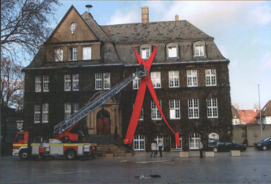Eines der spektakulärsten Projekte der Aydaco-AG: die Rote Aids-Schleife für das Holzwickeder Rathaus. (Foto: Archiv) 