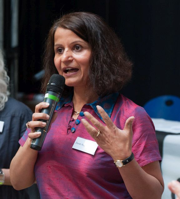 Prägt die Schulsozialarbeit im Schulzentrum seit 20 Jahren: Zuhrah Roshan-Appel, hier als Rednerin auf einer Tagung in Berlin zum Thema Klimawechsel in der Schule.  (Foto: Aris Papadopoulos) 