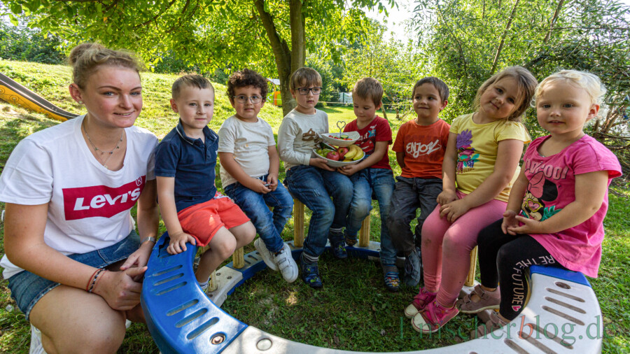 Für den kleinen Hunger zwischendurch gibt es in der "Kita mit Biss" keine Süßigkeiten, sondern leckere Snacks aus Obst oder Gemüse. "Den Kindern gefällt es", meint Elisa Korell (li.), Auszubildende in der AWO-Kita "Wühlmäuse". (Foto: P. Gräber - Emscherblog)