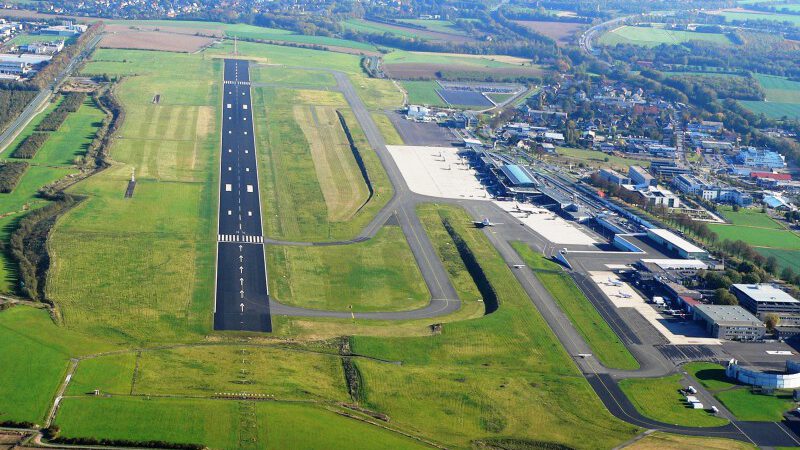 In der letzten Aufsichtsratssitzung des Jahres wurde über geplante neue Umbaumaßnahmen berichtet: Das Luftbild zeigt den Dortmunder Flughafen mit der Start- und Landebahn. (Foto: DTM Luftbild Airport Dortmund)
