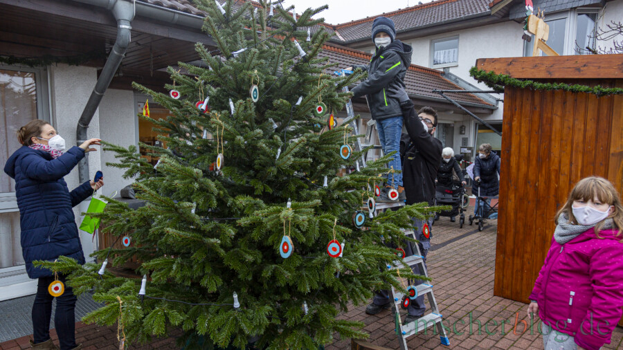 Schüler der Karl-Brauckmann-Schule und ihre Lehrer schmückten heute den Weihnachtsbaum vor dem Perthes-heim am Emscherweg. Bereits gestern bauten fleißige Helfer der Karl-Brauckmann-Schule die Weihnachtshütte daneben auf. (Foto: P. Gräber - Emscherblog)