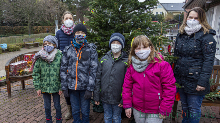 Katharina Moneke vom Sozialen Dienst (li.) und Lehrerin Kristina Sögtrop (re.) mit den Viertklässlern, die den Weihnachtsschmuck gestaltet und heute den Baum geschmückt haben. (Foto: P. Gräber - Emscherblog) 