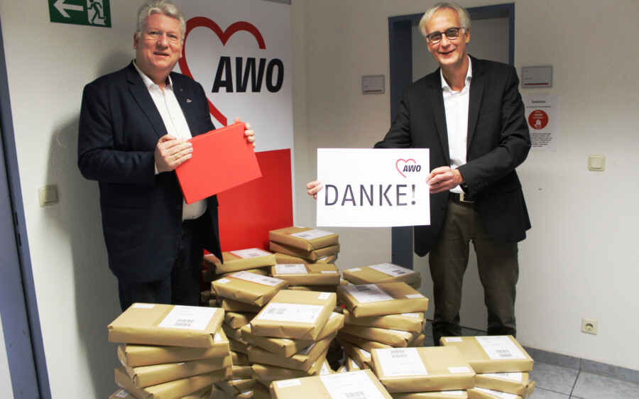 Päckchen statt Party: Hartmut Ganzke (li.) und Rainer Goepfert bedanken sich ausnahmsweise postalisch bei langjährigen AWO-Mitarbeitenden. (Foto: AWO - Stefan Kuster)  