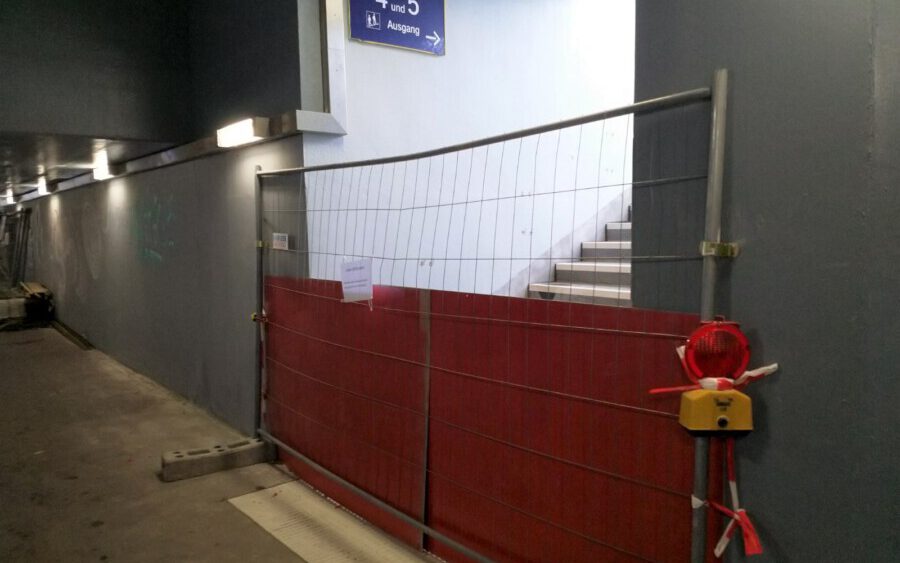 Der Baufortschritt ist unverkennbar - doch die Treppenanlage im Bahnhof Holzwickede ist weiter auf unabsehbare Zeit gesperrt. (Foto: P. Gräber - Emscherblog)