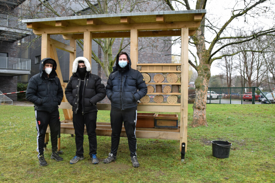 Schüler Yücel Yeniay, Hussein Ibrahim und Marcel Czerner (von links) haben an der Entstehung des Bienenhauses mitgewirkt. (Foto: Anita Lehrke Kreis Unna.)