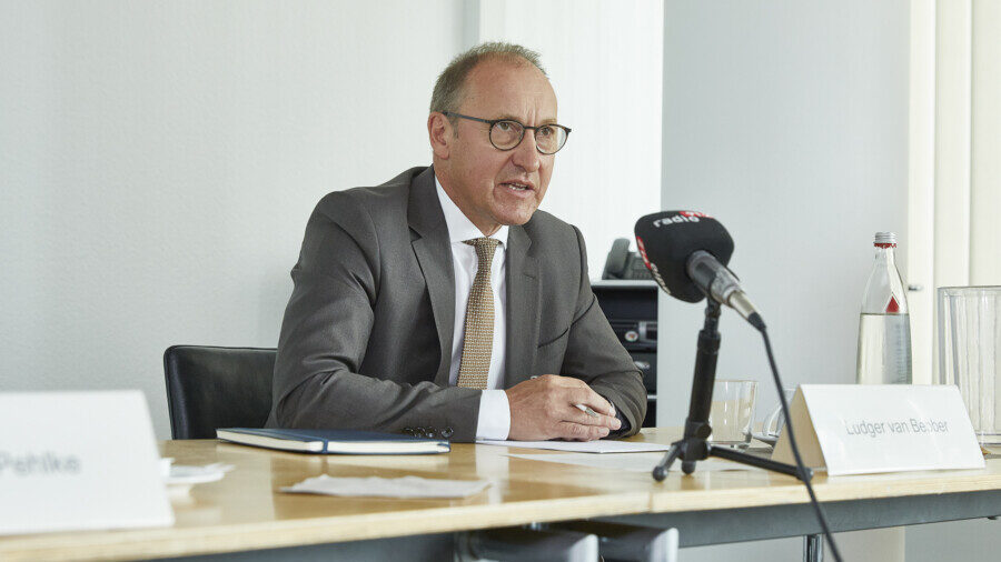 Stellte im Aufsichtsrat das Jahresergebnis vor: Geschäftsführer Ludger van Bebber, hier bei der Pressekonferenz anlässlich des Wechsels des Geschäftsführers im Vorjahr. (Foto: Dortmund Airport)
