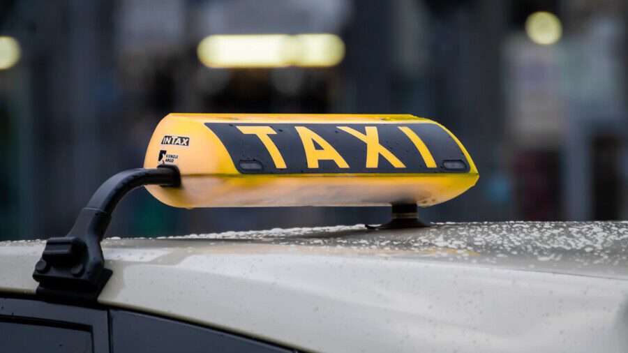 Der Kreis hat das von Corona schwer getroffene Taxigewerbe durch eine generelle Entbindung von der Betriebspflicht in der Zeit von 20 bis 6 Uhr  entlastet. (Foto:  birgl - pixabay) 