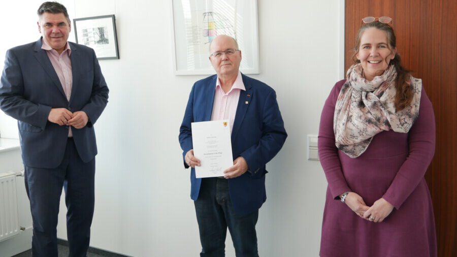 Landrat Löhr (l.) bestellte Ombudsmann Norbert Zimmering (Mitte). Marina Hellweg aus der WTG-Behörde (Heimaufsicht) des Kreises gratulierte. (Foto: Anita Lehrke – Kreis Unna)