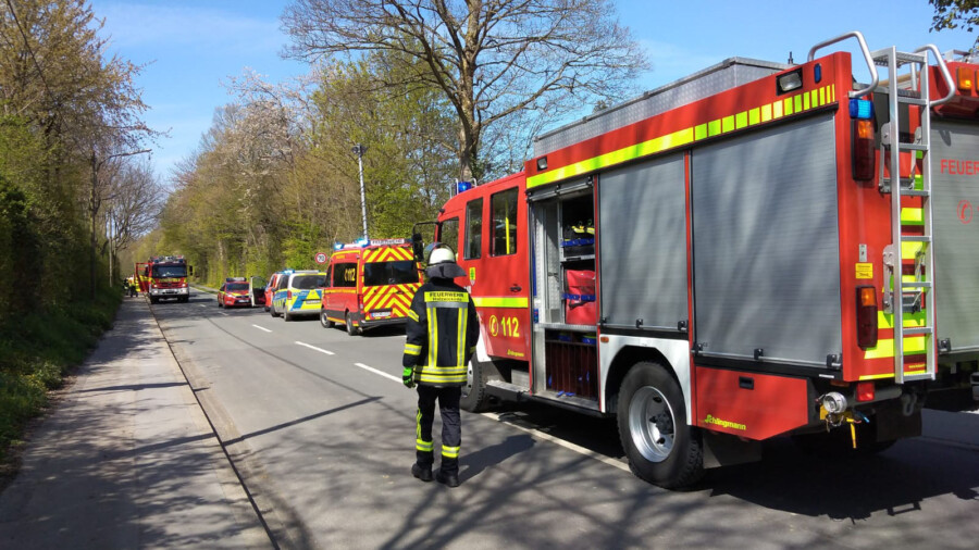 Großer Feuerwehreinsatz heute Mittag in der Straße Unter dem Stennert: Eine qualmende Spülmaschine hatte den Einsatz ausgelöst. (Foto: Frank Brockbals - Emscherblog)   