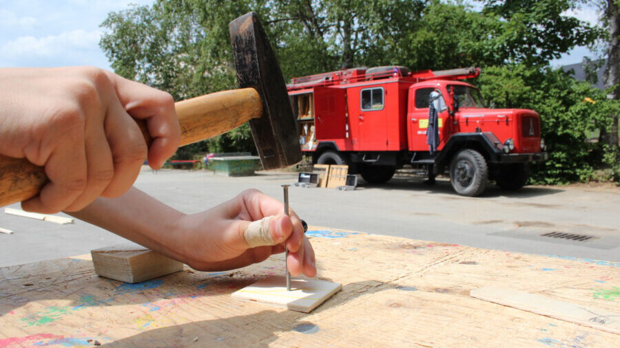 Die mobile Holzwerkstatt ist ein umgebautes Feuerwehrauto. Damit kommt Tischler Christian Stromann direkt in die Einrichtung. (Foto: Kirchenkreis Unna)