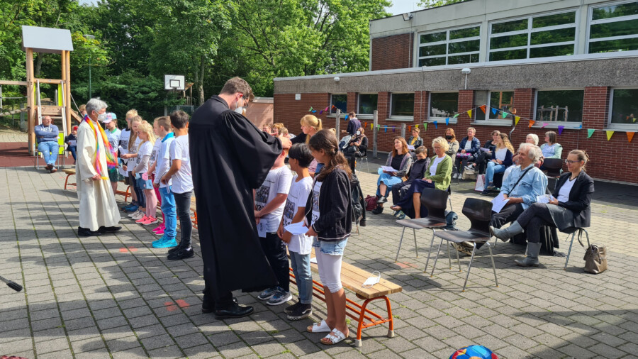 Im Rahmen der gemeinsamen Abschlussfeier zur Zeugnisausgabe der Viertklässler der Nordschule fand ein ökumenischer Gottesdienst auf dem Schulhof statt. (Foto: privat) 