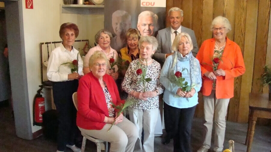 Der CDU-Bundestagskandidat Hubert Hüppe (hintere Reihe, 2.v.r.) ehrte die treuen Ü80-Mitglieder der Senioren- und Frauen Union bei seinem besuch in Holzwickede mit einer Rose. (Foto: CDU Holzwickede)