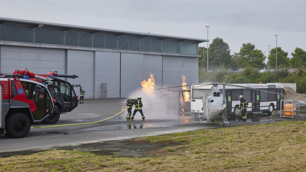 Eines der beiden Übungsszenarien der Feuerwehrübung gestern am Flughafen Dortmund: Auf dem Rollfeld sind zwei Flieger kollidiert. (Foto: Dortmund Airport)