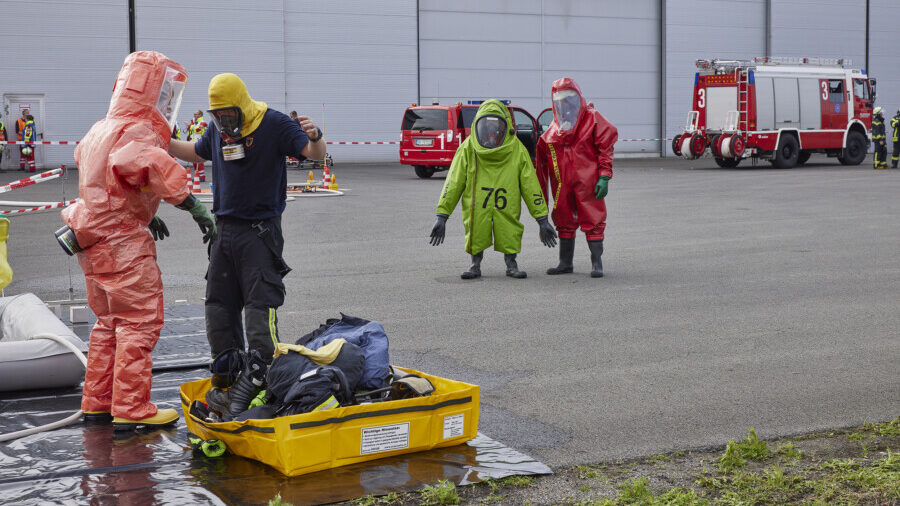 Auch das Austreten und Bekämpfen von freigewordenen Schadstoffen wurde geübt: Dekontamination der Einsatzkräfte. (Foto: Flughafen Dortmund)