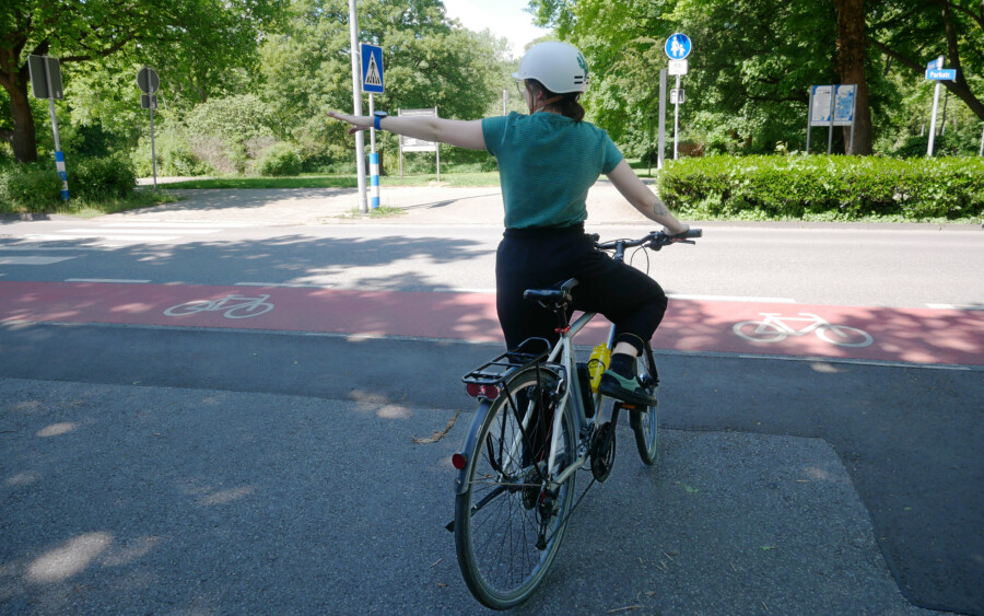 Richtiges Linksabbiegen ist die Königsdisziplin beim Radfahren. (Foto: Birgit Kalle – Kreis Unna)
