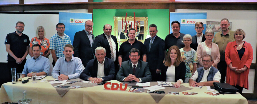 as Foto zeigt den neugewählten Vorstand mit Bundeskandidat und Vorsitzende der Parteivereinigungen. (Foto: CDU Holzwickede) 