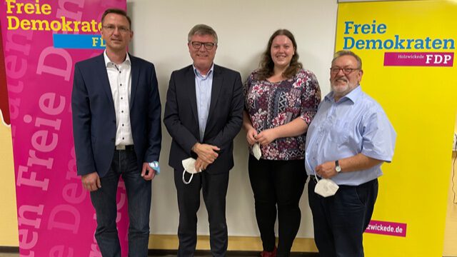 Das Foto zeigt den FFDP-Vorsitzenden Lars Berger mit Lars Berger, mit Jochen Hake, Ritva Heldt und Friedrich-Wilhelm Bernhardt bei der Mitgliederversammlung des Ortsverbandes. . (Foto: FDP)