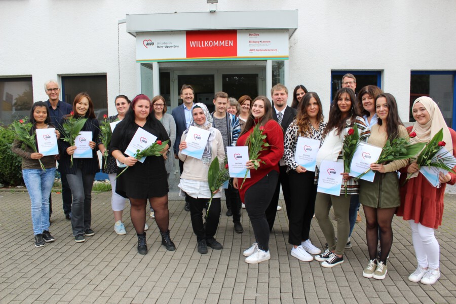 Die Auszubildenden mit ihren Dozentinnen und Dozenten sowie der Geschäftsführung nach der Zeugnisüberreichung. (Foto: AWO Ruhr-Lippe-Ems / Stefan Kuster)