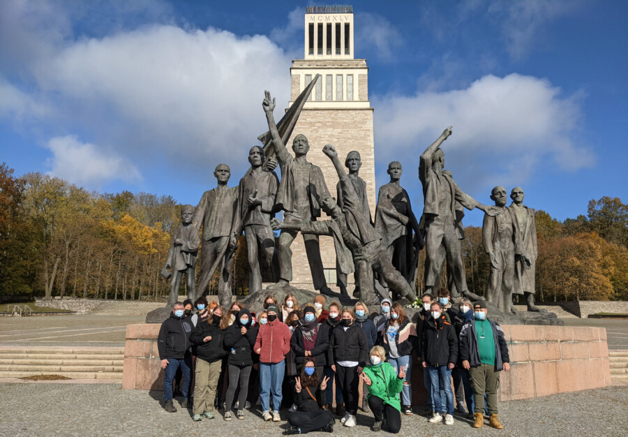 28 junge Menschen im Alter von 16 bis 24 Jahren, darunter auch acht Jugendliche aus Holzwickede, besuchten die Gedenkstätte Buchenwald: das Foto zeigt die Gruppe vor dem Mahnmal an den Massengrabanlagen. (Foto: privat) 