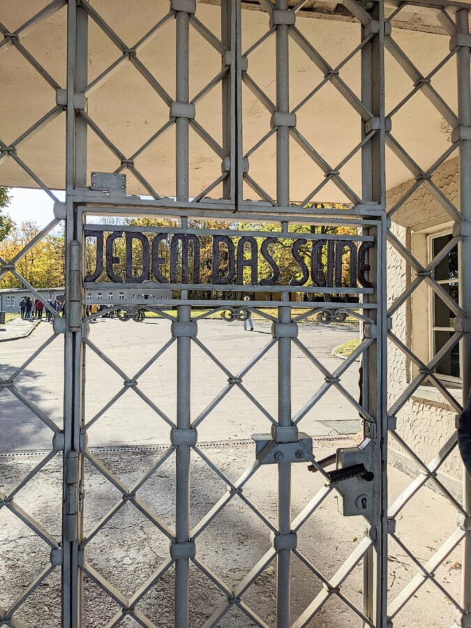 An Zynismus kaum zu überbieten: der berühmte Spruch  am Tor vordem Krematorium des KZ Buchenwald. (Foto: privat)