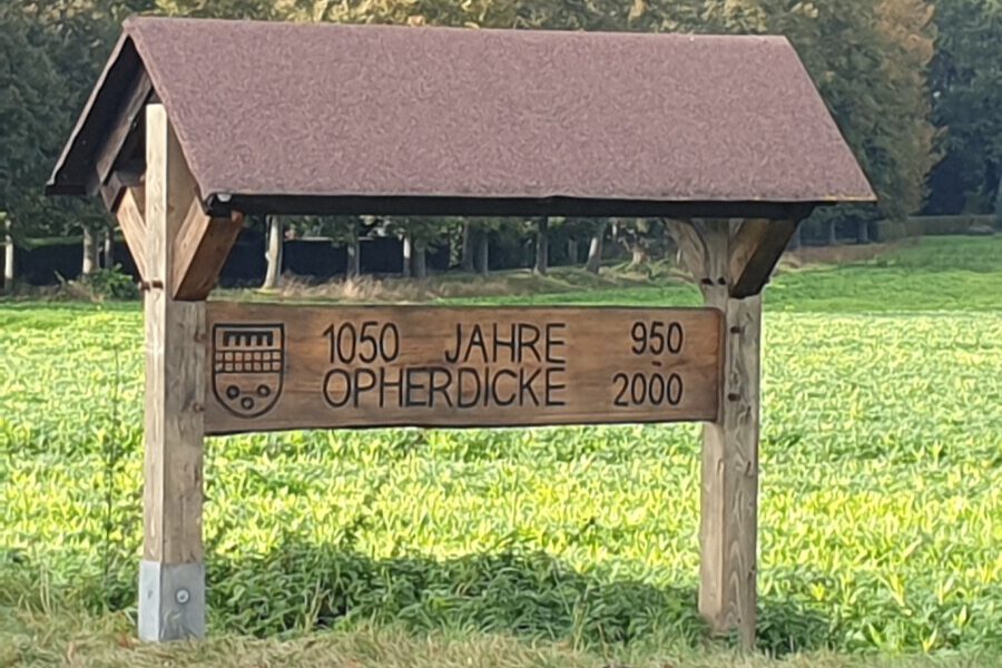 Das 1050-Jahr-Schild am östlichen Ortseingang von Opherdicke wurde durch den Baubetriebshof restauriert. (Foto: privat)